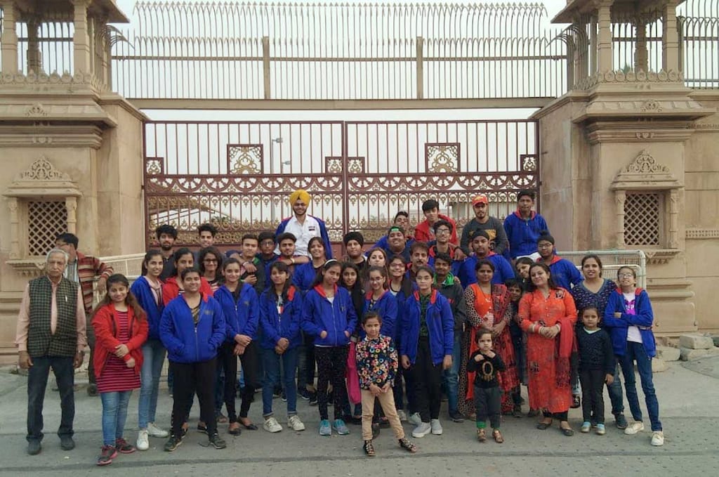 Vidya Niketan Open School Ramesh Nagar, West Delhi students enjoying at school outing with founders and faculty members